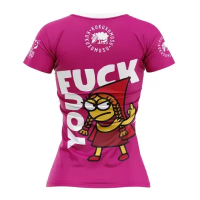 Camiseta rosa com estampa de personagem e texto ofensivo nas costas