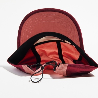 Boné vermelho e rosa com aba curvada e cordão ajustável preto