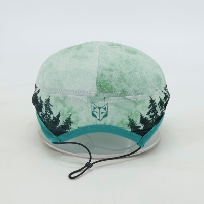 Boné verde com estampa de floresta e cordão preto para ajuste.
