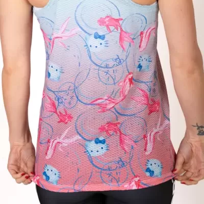 Camisa regata desportiva colorida com padrões de Hello Kitty e peixes vermelhos