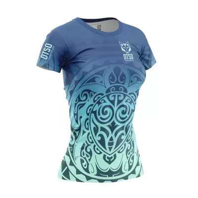 T-shirt feminina azul e verde com padrão tribal e logótipo OTSO