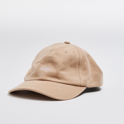 Boné bege com inscrição branca 'KITH' em fundo branco