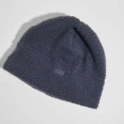Gorro preto de tecido sherpa com bordado Patagonia sobre fundo branco