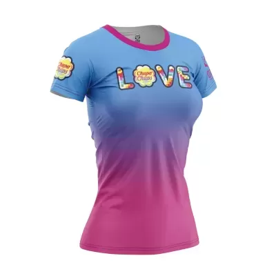 T-shirt feminina azul e rosa com texto LOVE e logo Chupa Chups