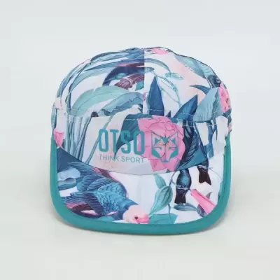 Boné colorido com padrão floral e de aves e logo OTSO THINK SPORT