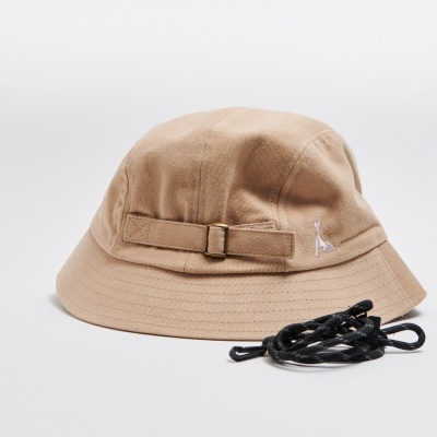 Chapéu bege estilo pescador com fivela e cordão preto ao lado