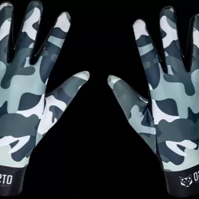 Luvas camufladas cinza, branco e preto com texto O2TSD