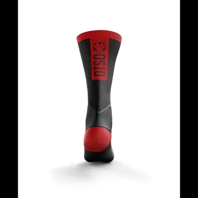 Meia desportiva preta e vermelha com a palavra DISIO