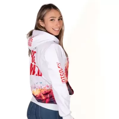 Mulher com sweatshirt branca estampada colorida e texto vermelho