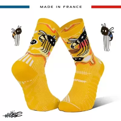 Meias amarelas decoradas com abelhas negras e brancas, texto MADE IN FRANCE