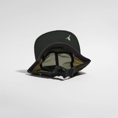 Boné desportivo verde-escuro com aba perfurada e fecho ajustável