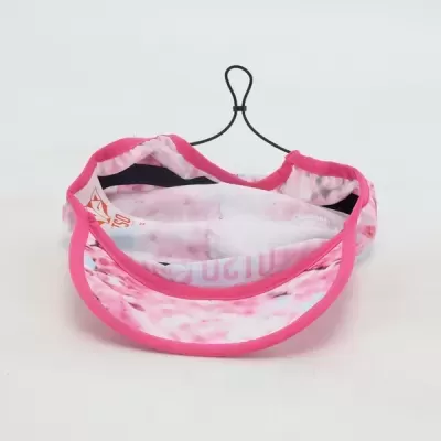Viseira desportiva rosa com padrão floral pendurada