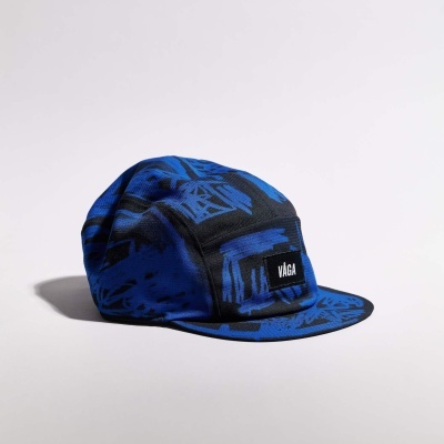 Boné azul e preto com padrão abstrato e etiqueta preta frontal com texto VÅGA.