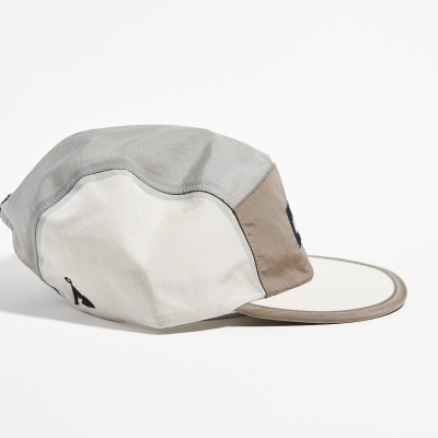 Boné de 5 painéis em tons cinza, bege e branco com pala plana