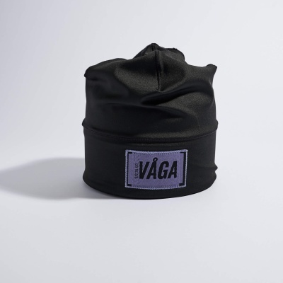 Gorro preto com etiqueta lilás VÅGA sobre fundo branco