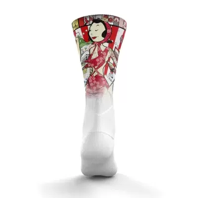 Meia branca com ilustração colorida na parte superior.