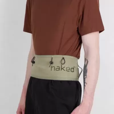 Homem com cinto bege escrito naked