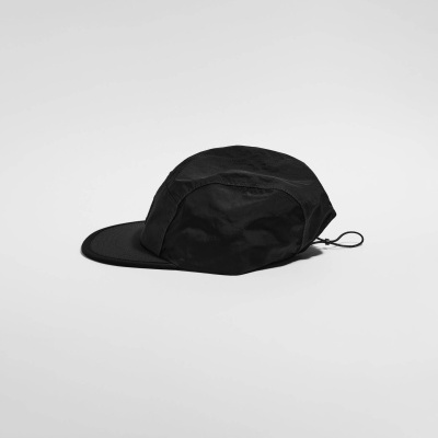 Boné preto com cordão de ajuste em fundo branco