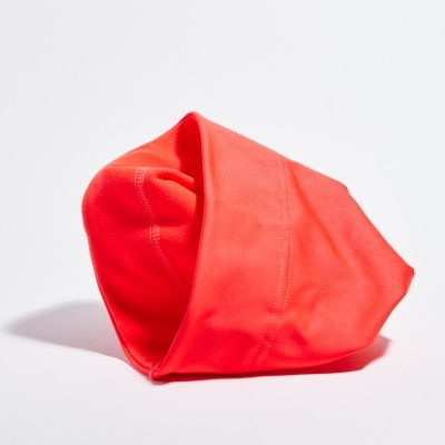 Gorro vermelho em tecido liso sobre fundo branco