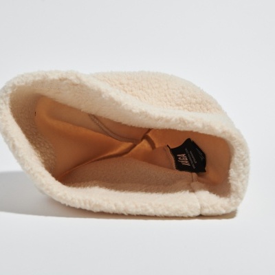 Gorro felpudo bege com etiqueta XXL