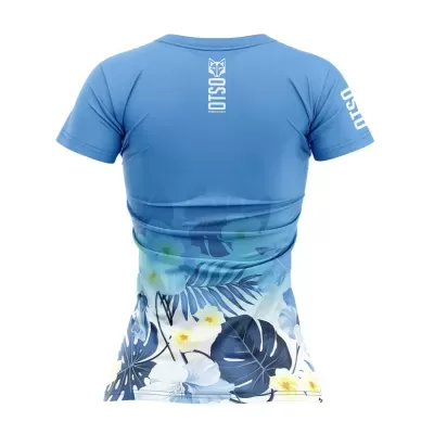Camisola desportiva feminina azul e branca com padrão floral e texto OTSO