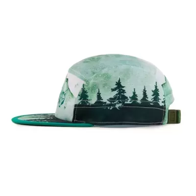 Boné verde com padrão de floresta e fecho ajustável