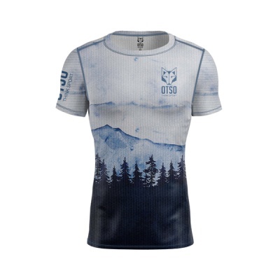 T-shirt desportiva cinza e azul com padrão de montanhas e árvores e logo OTSO