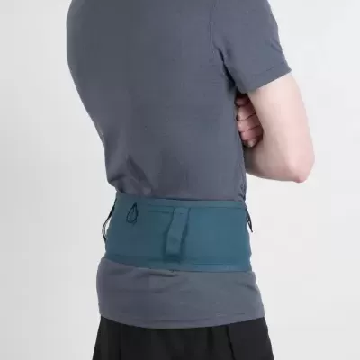 Pessoa com t-shirt cinzenta e faixa lombar azul