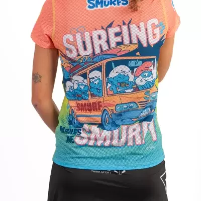 T-shirt desportiva colorida com estampa dos Smurfs vista de costas.