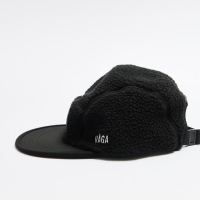 Chapéu preto felpudo com aba rígida e logo VAGA