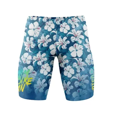 Calções de banho azuis com padrão floral e textos em amarelo e verde