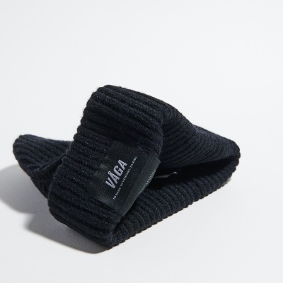 Chapéu preto de malha com etiqueta VAGA