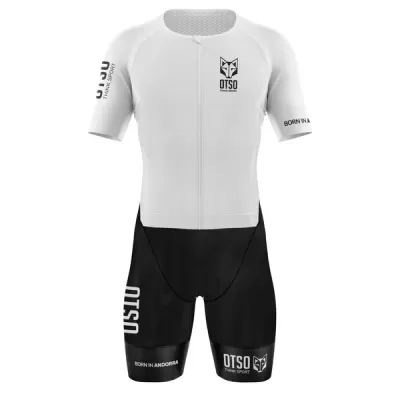 Fato ciclismo branco e preto com logotipo OTSO e textos nas mangas e pernas