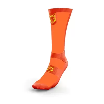 Meias desportivas laranja com logótipo amarelo e vermelho