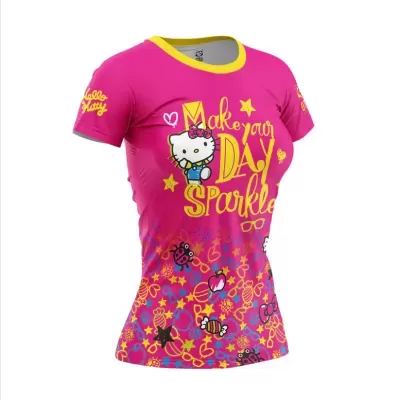 T-shirt feminina rosa com estampa Hello Kitty colorida e texto em amarelo
