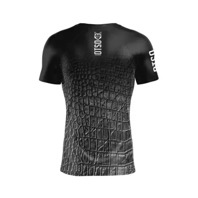 Camiseta preta com padrão de pele de crocodilo e texto OTSO