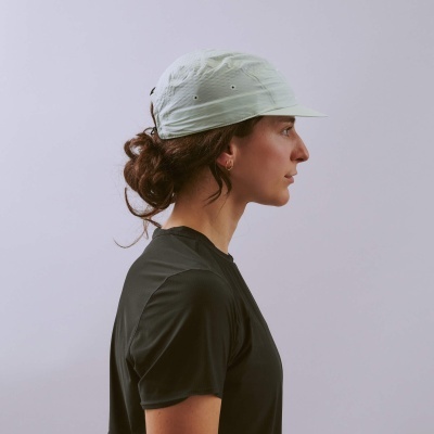 Pessoa de perfil com boné branco e t-shirt preta