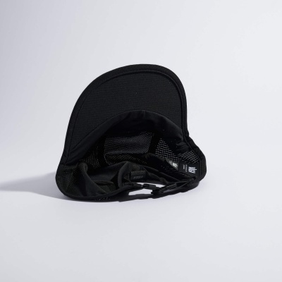 Boné preto com pala curva e ajuste traseiro em fivela