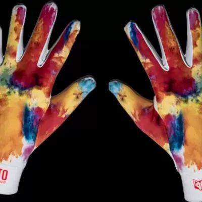 Luvas brancas com padrão colorido e logo OLSO