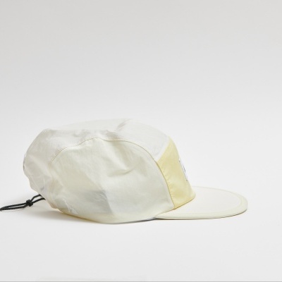 Boné de tecido off-white e bege com cordão preto