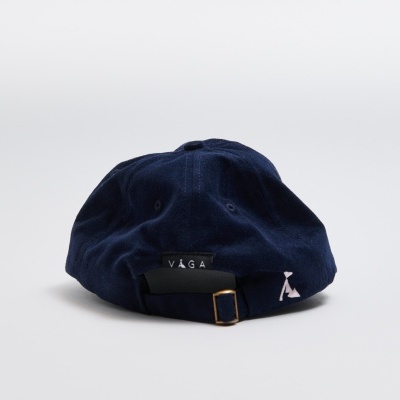 Boné azul escuro com fecho ajustável em fundo branco