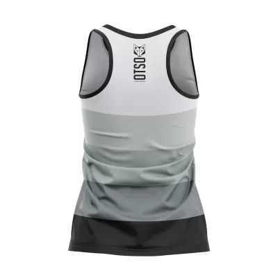 Camisola de alças desportiva com faixas branco, cinza e preto e texto OTSO nas costas