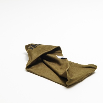 Cachecol castanho claro com texto preto 'VITAL'