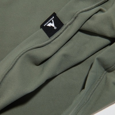 Peça de vestuário verde-oliva com etiqueta preta BRUTALMANIA