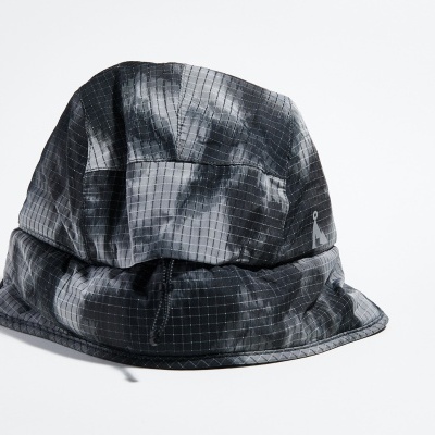 Chapéu pescador cinzento e preto com padrão xadrez