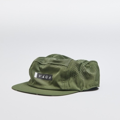 Boné verde com etiqueta VAGA sobre fundo branco