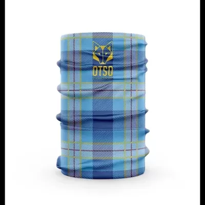 Cachecol tubular azul com padrão xadrez e logotipo amarelo OTSO