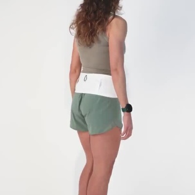 Mulher com roupa desportiva a rodar em fundo branco