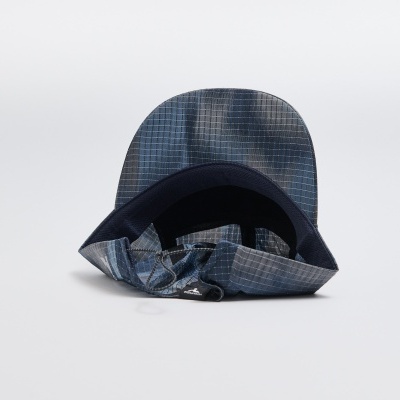 Chapéu azul quadriculado com aba larga sobre fundo branco