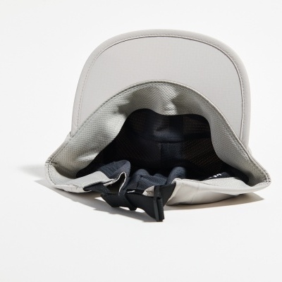 Vista interior de boné cinzento claro com ajuste preto